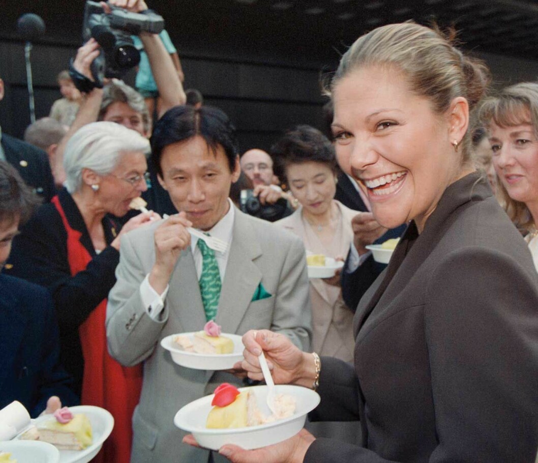 Det lyste om Victoria och det var inte så konstigt, hon hade precis lärt känna Daniel. Tänk att det är hela 17 år sedan! Det lyste om Victoria under besöket i Japan 2001 och det var inte så konstigt, hon hade precis lärt känna Daniel Westling.