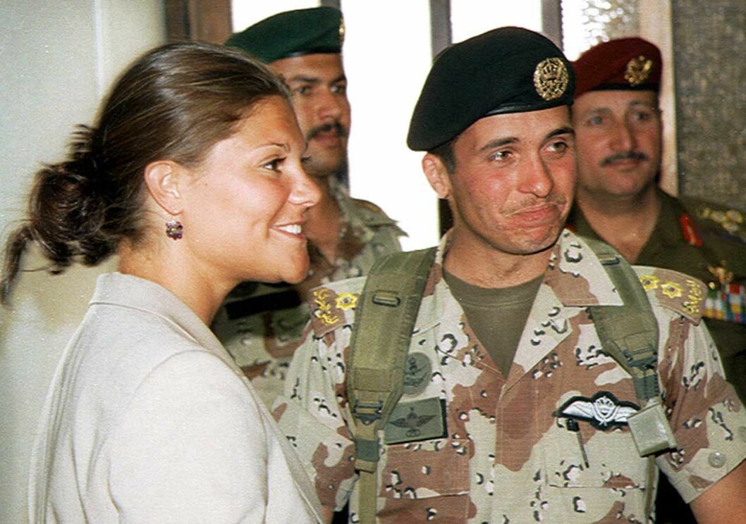 Kronprinsessan Victoria i Jordanien 2001, här tillsammans med prins Hamzah. Kronprinsessan Victoria med jordanske kronprinsen Hamzah.