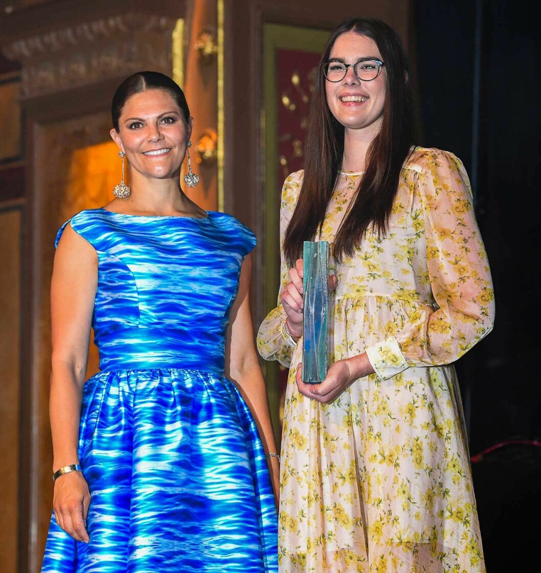 Kronprinsessan med årets vinnare Macinley Butson från Australien. Victoria och Macinley Butson från Australien.