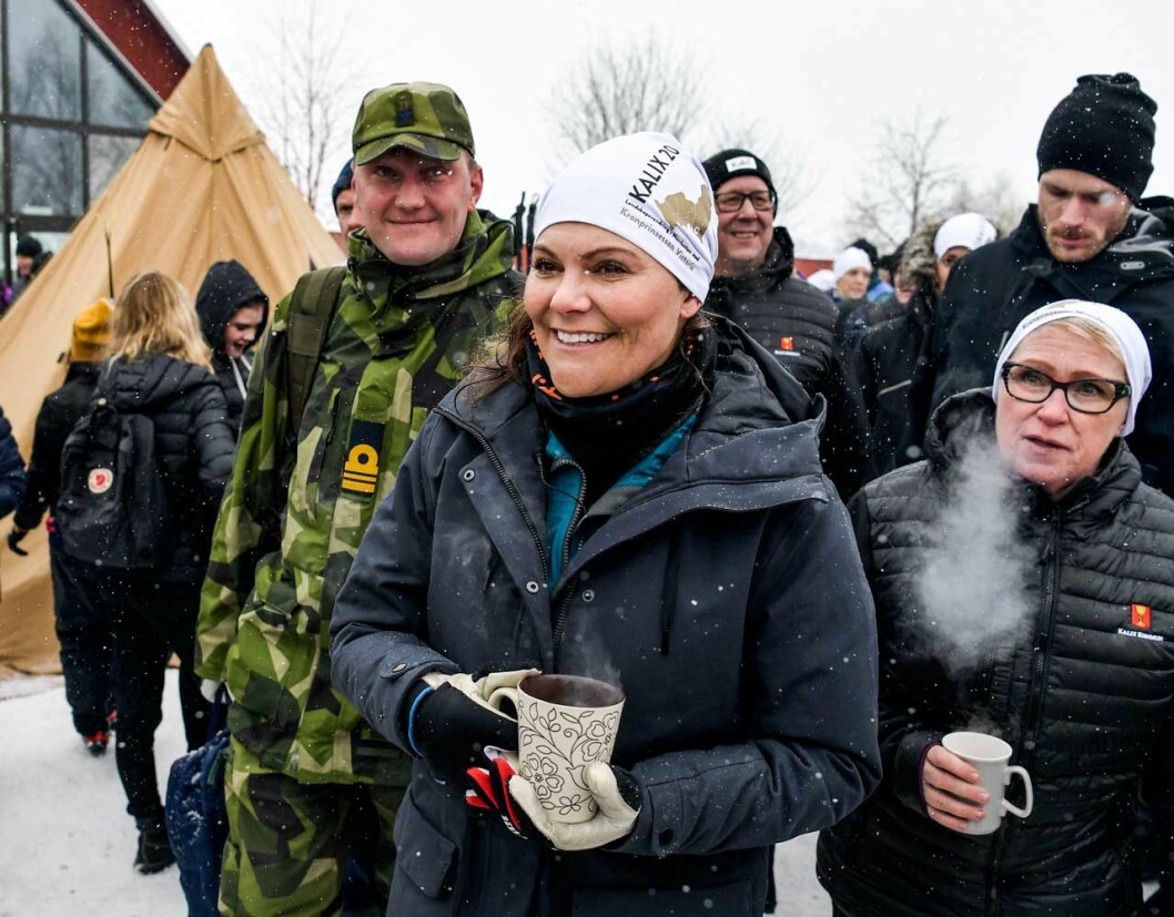 Gott med något varmt att dricka efter tre timmar på skidorna. Kronprinsessan Victorias landskapsvandring i Norrbotten. Efter tre timmar på skidor gick honi mål vid Vassholmen och fick något varmt att dricka.
