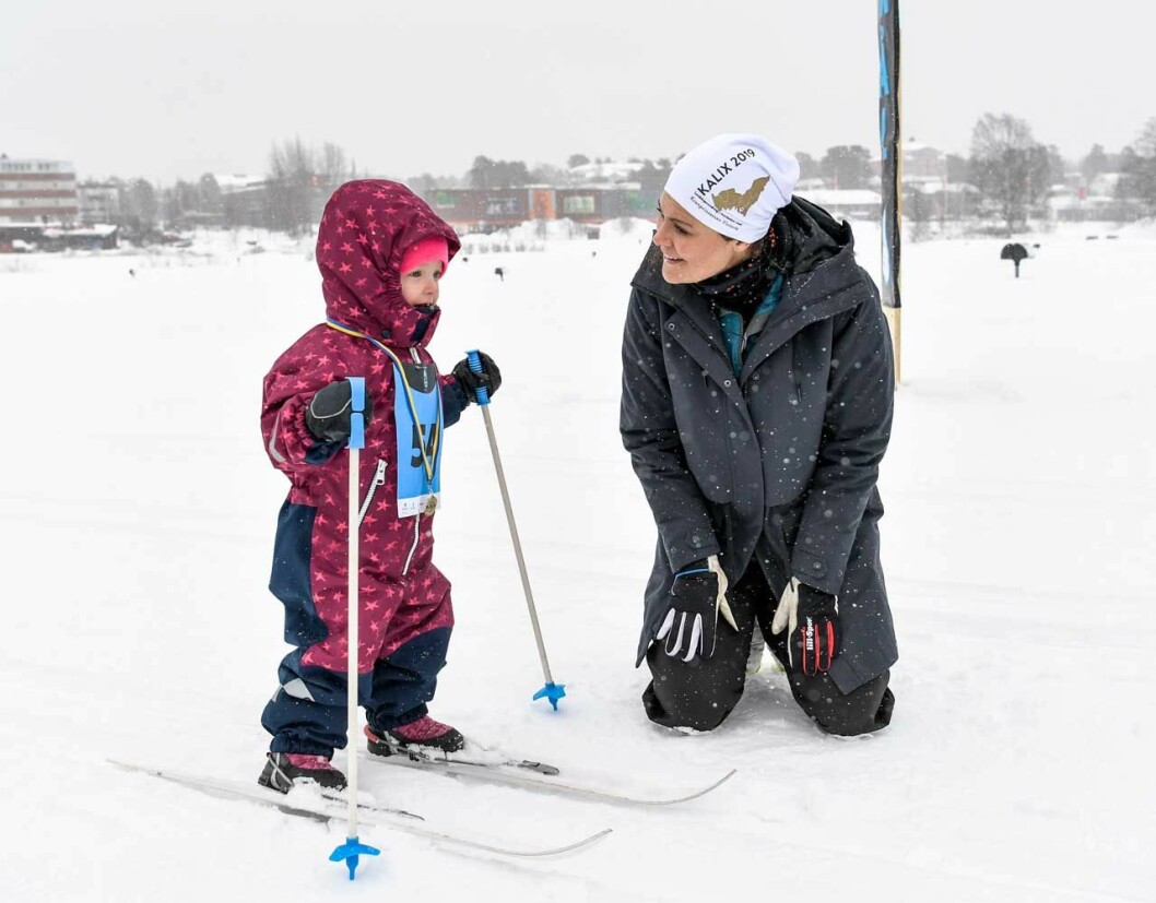 Kronprinsessan Victorias landskapsvandring i Norrbotten. Kerstin, 3 år, fick medalj av Victoria efter att ha åkt Lilla Vasaloppet.