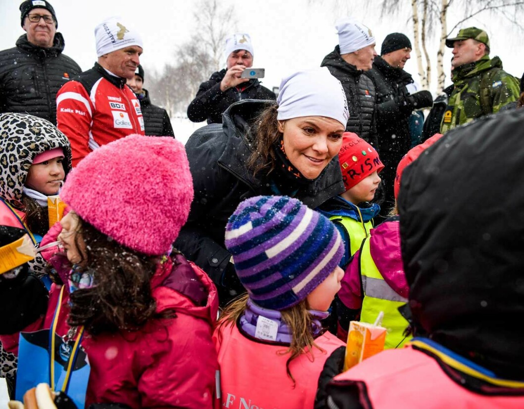 Med småttingarna från Norrskenet. Kronprinsessan Victorias landskapsvandring i Norrbotten. Hon träffade barnen från förskoleklassen i Norrskenets friskola.