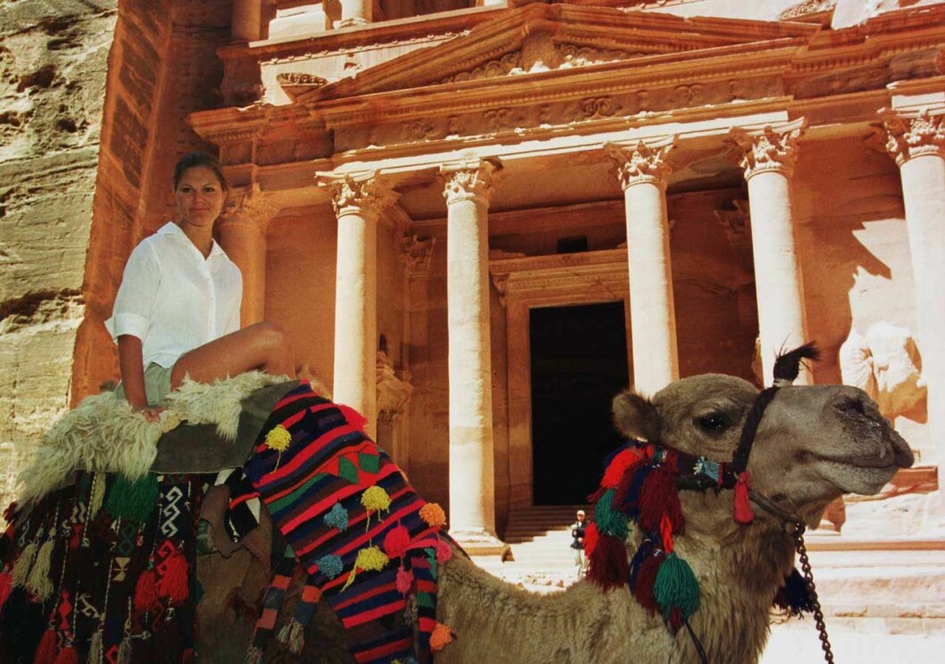 Så här såg det ut när kronprinsessan Victoria red in i klippstaden Petra, 25 mil söder om Amman. Kronprinsessan Victoria red in i klippstaden Petra i Jordanien på en kamel.