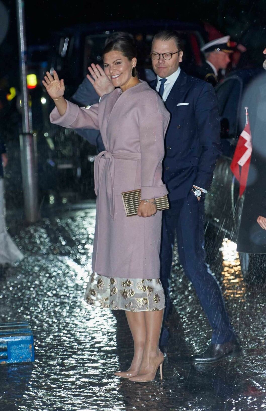 Kronprinsessan i kappa från Andiata, örhängen från Edblad, väska från Elie Saab och skor från Gianvito Rossi. Victoria
