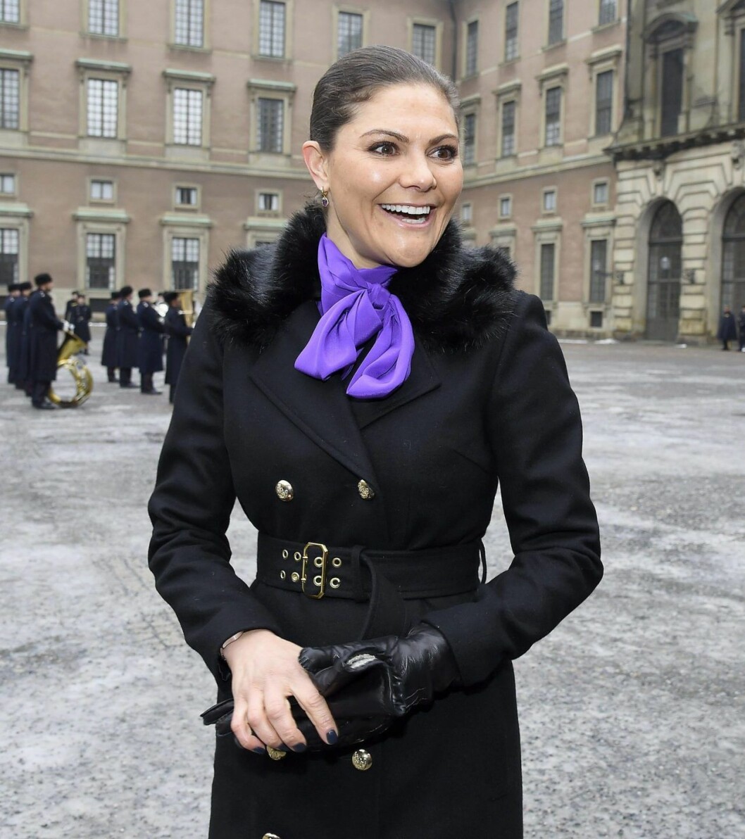 Kronprinsessan bar denna Sjöstedt-kappa på sin namnsdag häromåret. Hon har även en likadan i en grön kulör. Victoria