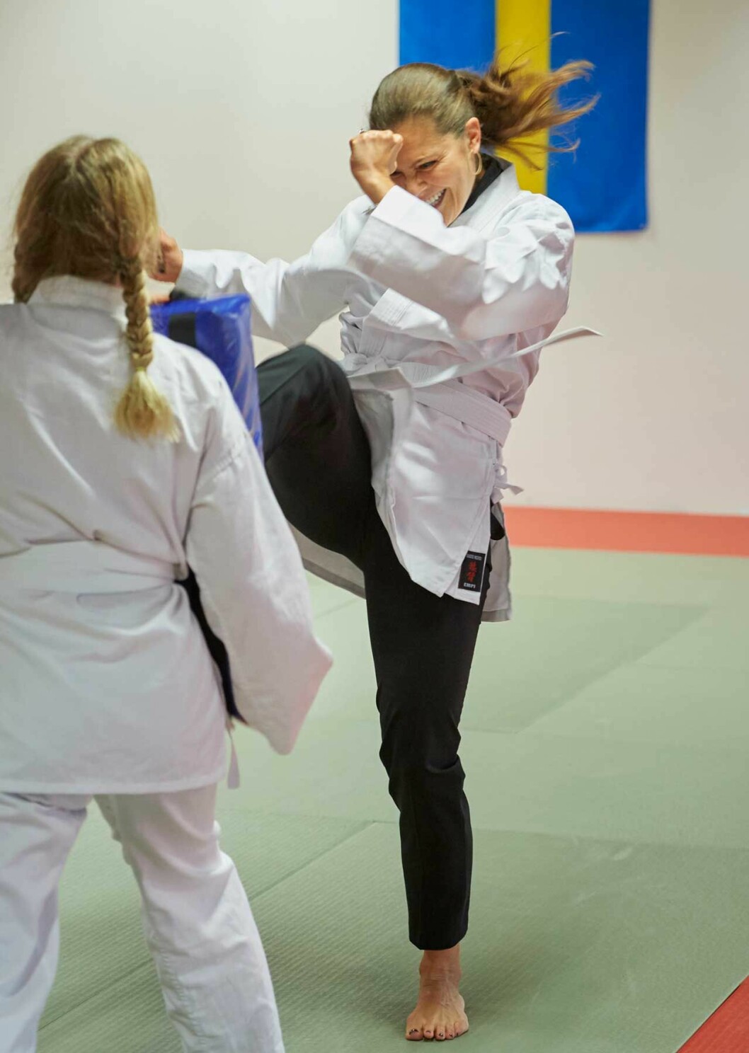 Inte så farligt som det ser ut! I karate markerar man bara slagen och sparkarna. Kronprinsessan Victoria visar en karatespark under besöket i Ängelholm.