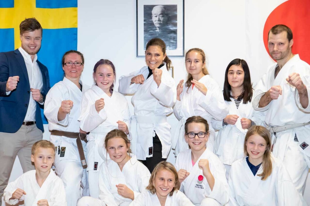 Victoria med dagens träningskompisar, de proffsiga karatekidsen. Gruppfoto med kronprinsessan Victoria på karateklubben Yujin-kai Shotokan i Ängelholm.