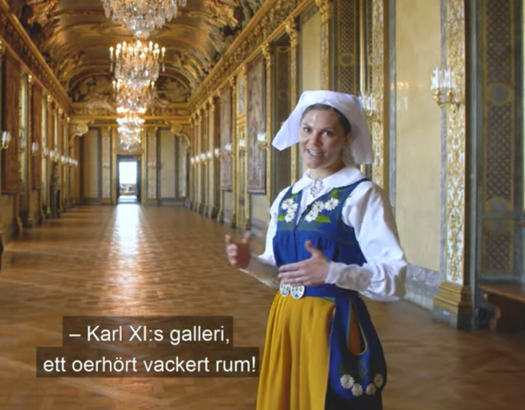 Vad säger ni, har hon en framtid som slottsguide? Kronprinsessan Victoria i Karl XI:s galleri på Stockholms slott.