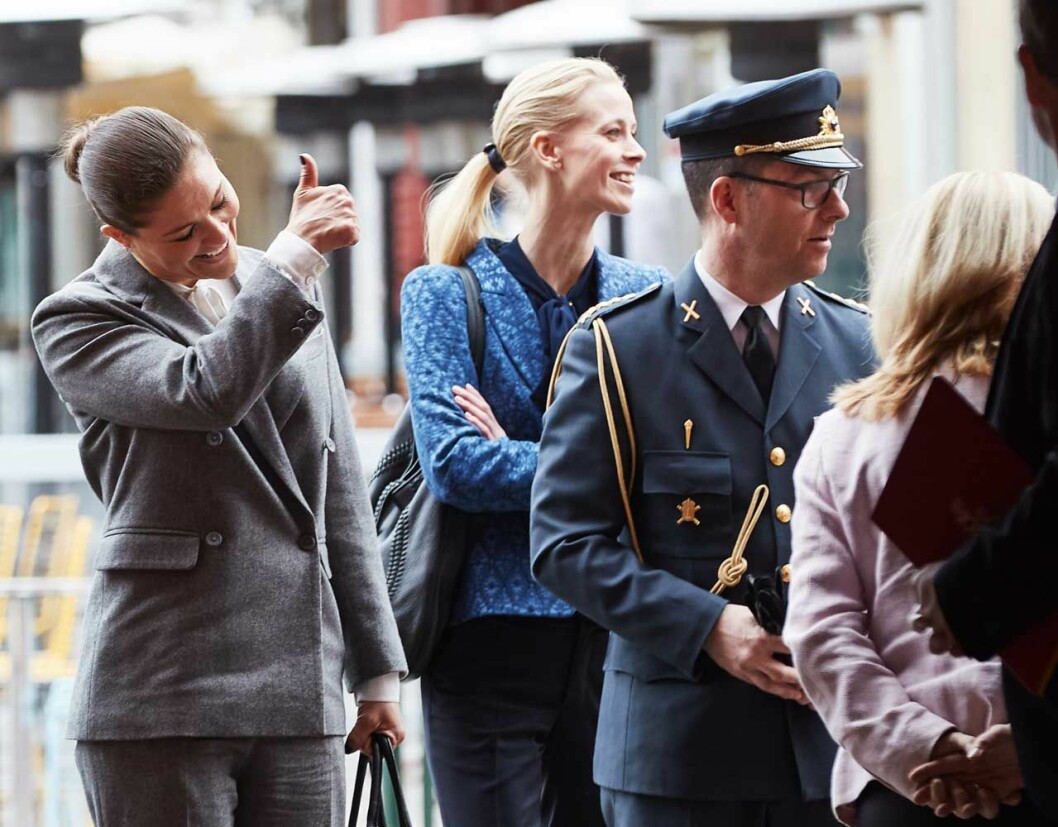 Med kronprinsessan och hennes adjutant. Karolin A. i mitten mellan kronprinsessan Victoria och hennes adjutant Det där A:et med sin punkt har blivit något av Karolins signum, och det står för Anna.