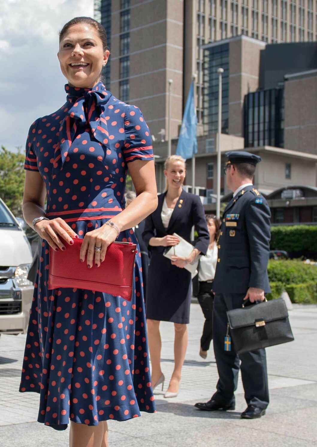 Fem steg bakom kronprinsessan, klädd i marinblått. Bilden togs vid det officiella besöket i Japan 2017. Hovmarskalk Karolin A. Johansson tillsammans med kronprinsessan Victoria i Tokyo 2017.