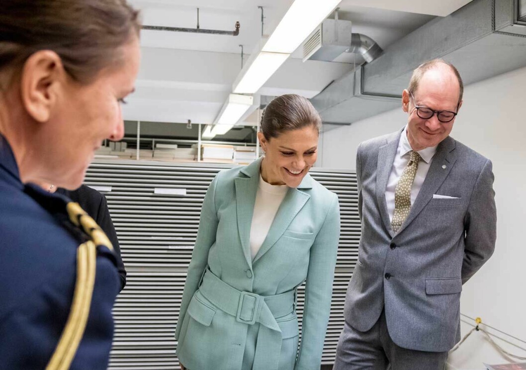 Kronprinsessan Victoria på Kungliga biblioteket. Till höger biträdande riksbibliotekarien Lars Ilshammar.