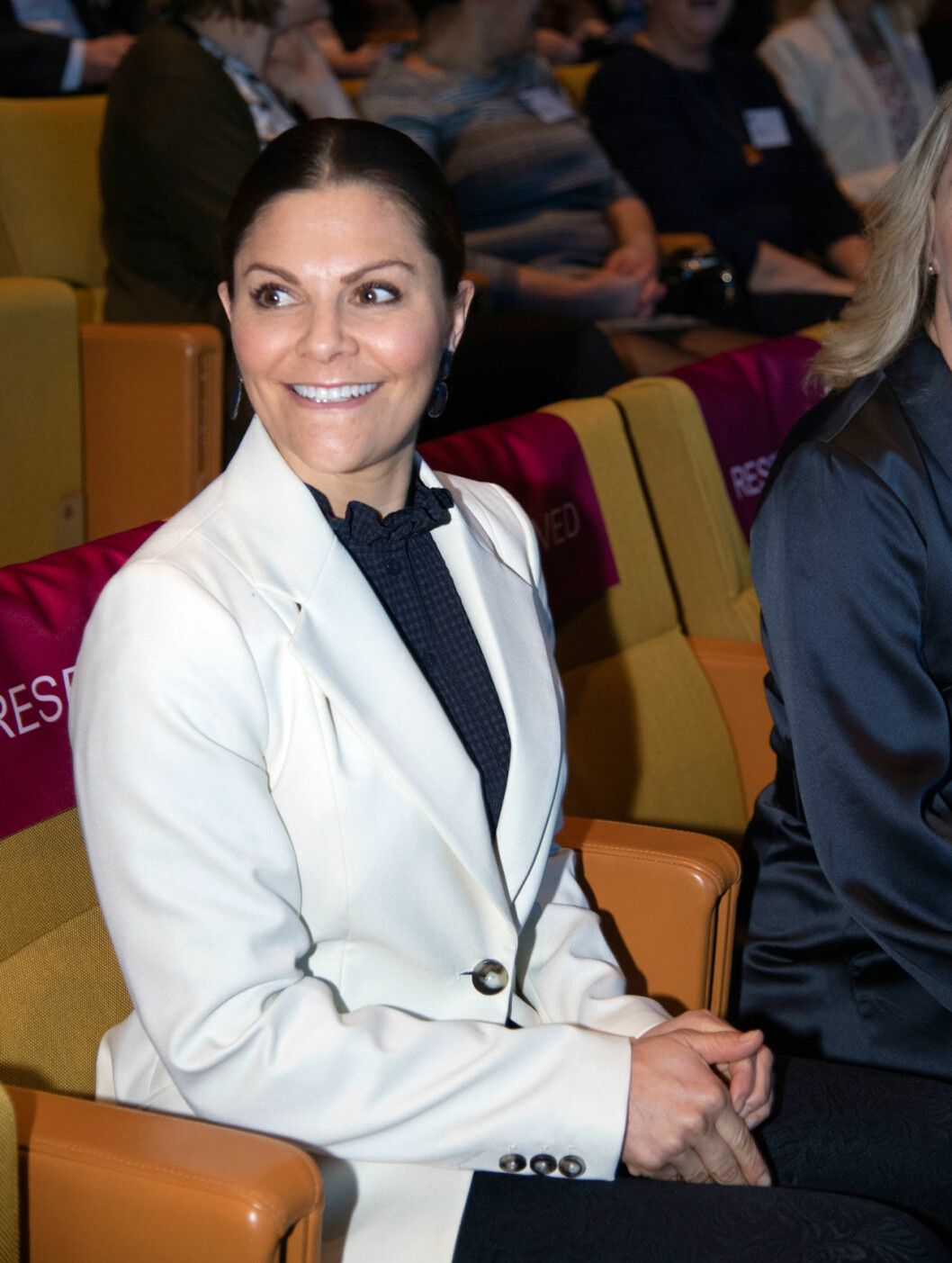 Victoria var på plats för att höra om framtidens cancersjukvård – och det var efter att ha lyssnat till detta i en dryg timme som hon själv klev upp på scenen. Kronprinsessan Victoria i vit kavaj