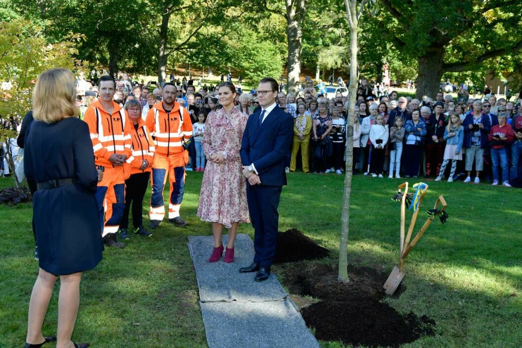 Kronprinsessan Victoria i blus och kjol från Ida Sjöstedt. Victoria