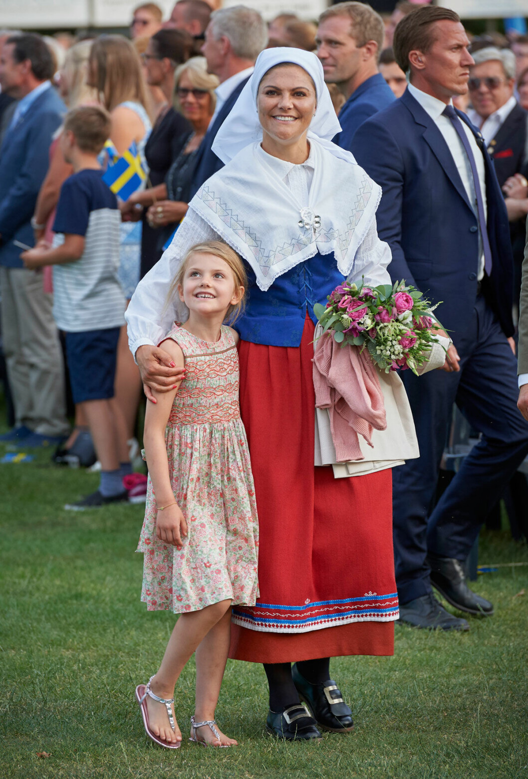 Kronprinsessan i sin folkdräkt. Kronprinsessan i sin folkdräkt.