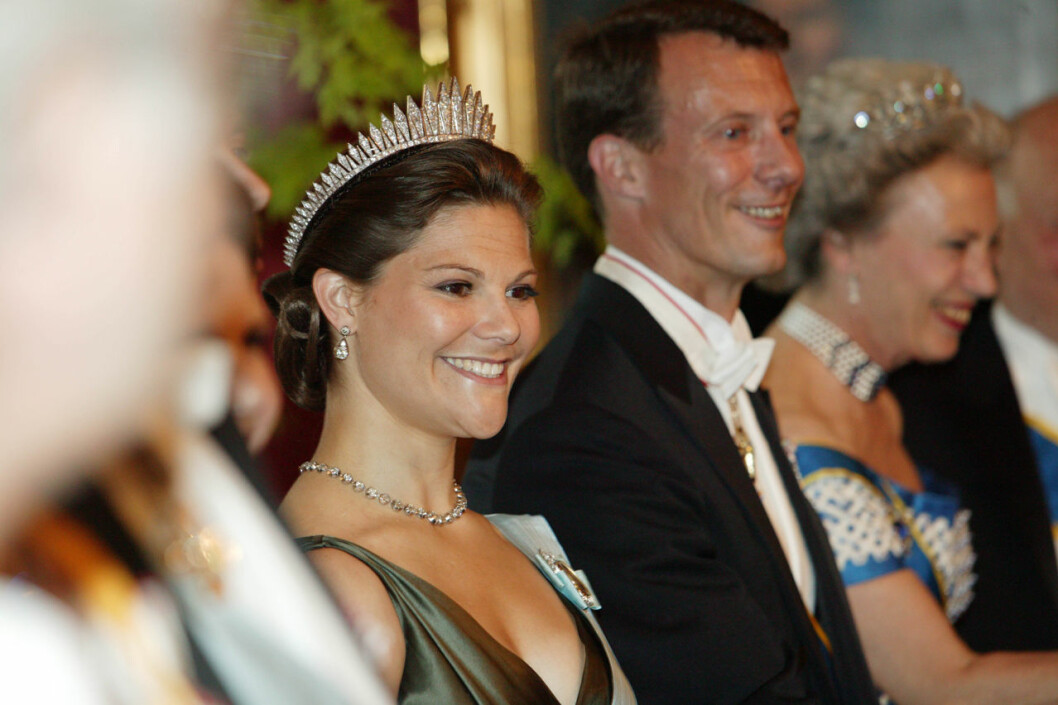 Den lilla gröna på frackmiddag med drottning Margrethe. Kronprinsessan Victoria