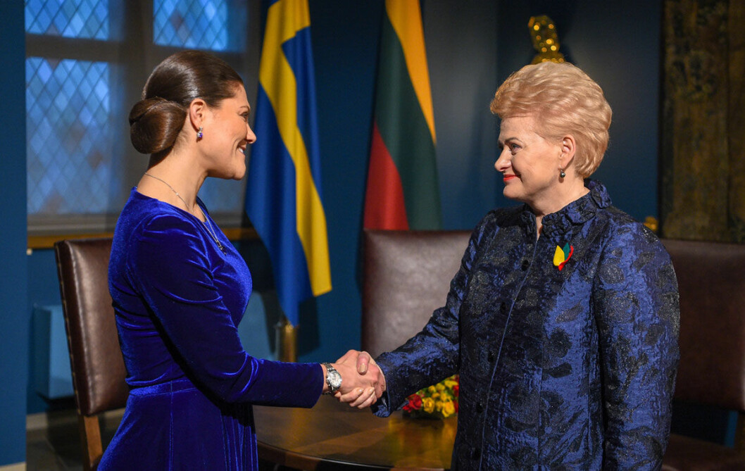Kronprinsessan Victorias blå sammetsklänning som hon bar i Lettland. Kronprinsessan Victorias blå sammetsklänning som hon bar i Lettland.
