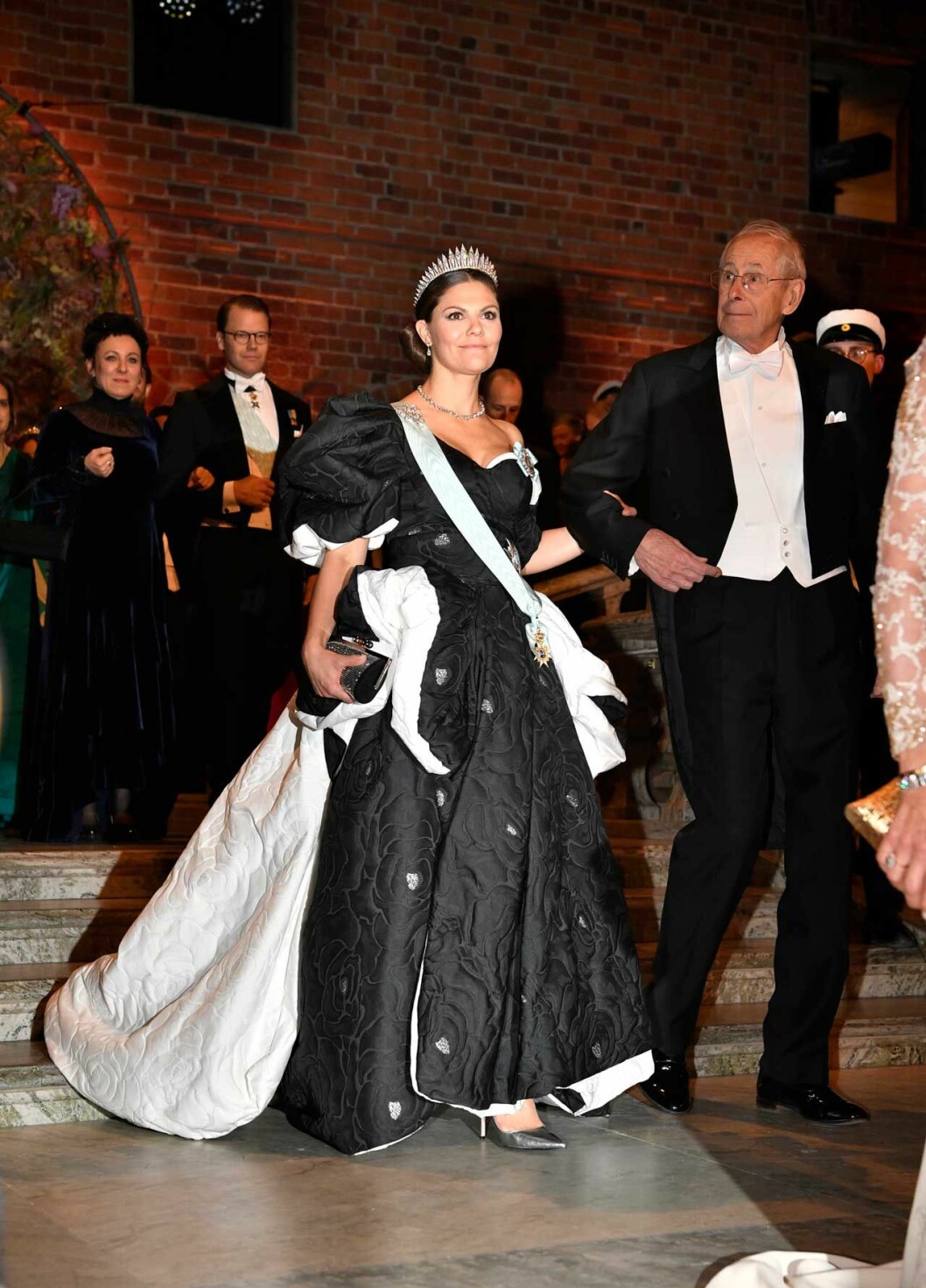 Kronprinsessan Victorias klänning under Nobel 2019. Kronprinsessan Victorias klänning under Nobel 2019.