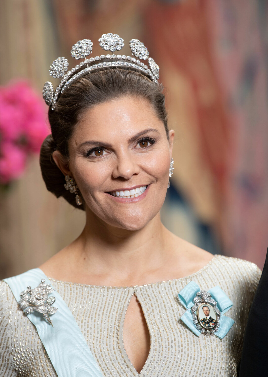 Det är alltså knappar från den förste Bernadottekungen rock som prinsessan Christina och kronprinsessan Victoria bar i håret…