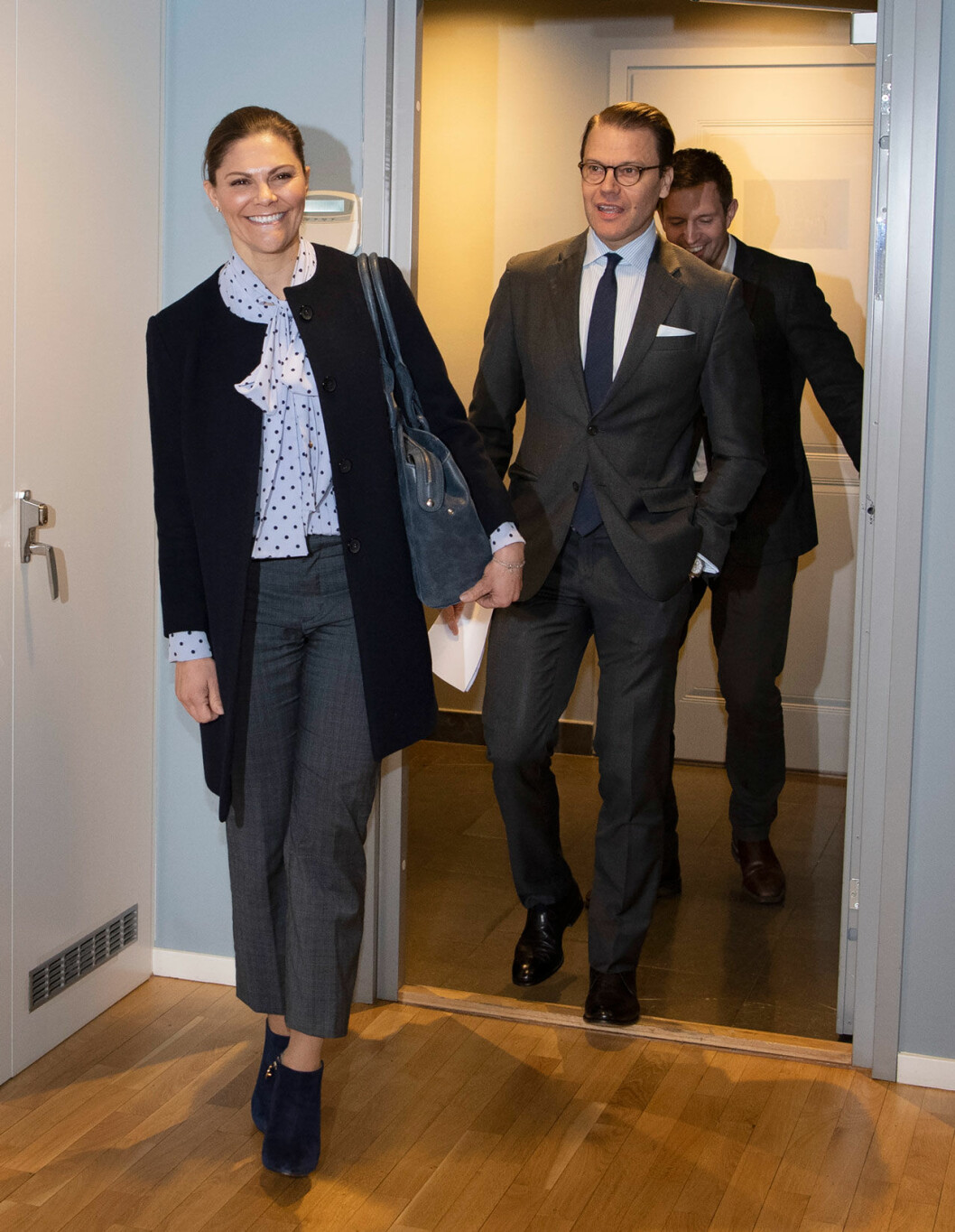 På väg mot dagens andra uppdrag. Kronprinsessan Victoria och prins Daniel besöker analysföretaget Ungdomsbarometern.