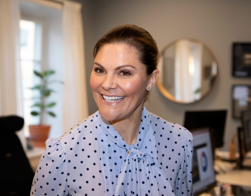 Laddad för den kungliga vårsäsongen! Kronprinsessan Victoria i prickig knytblus från Greta.