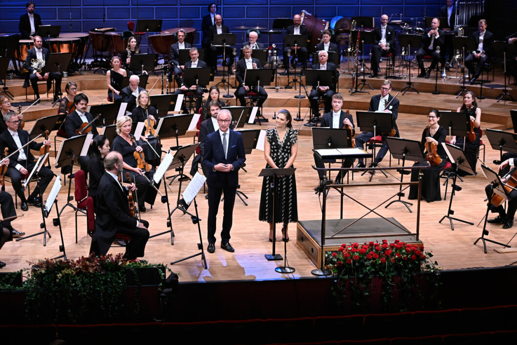 Victoria på scen med Kungliga Filharmonikerna. Kronprinsessan Victoria prins Daniel Stockholms konserthus Kungliga Filharmonikerna Stefan Forsberg