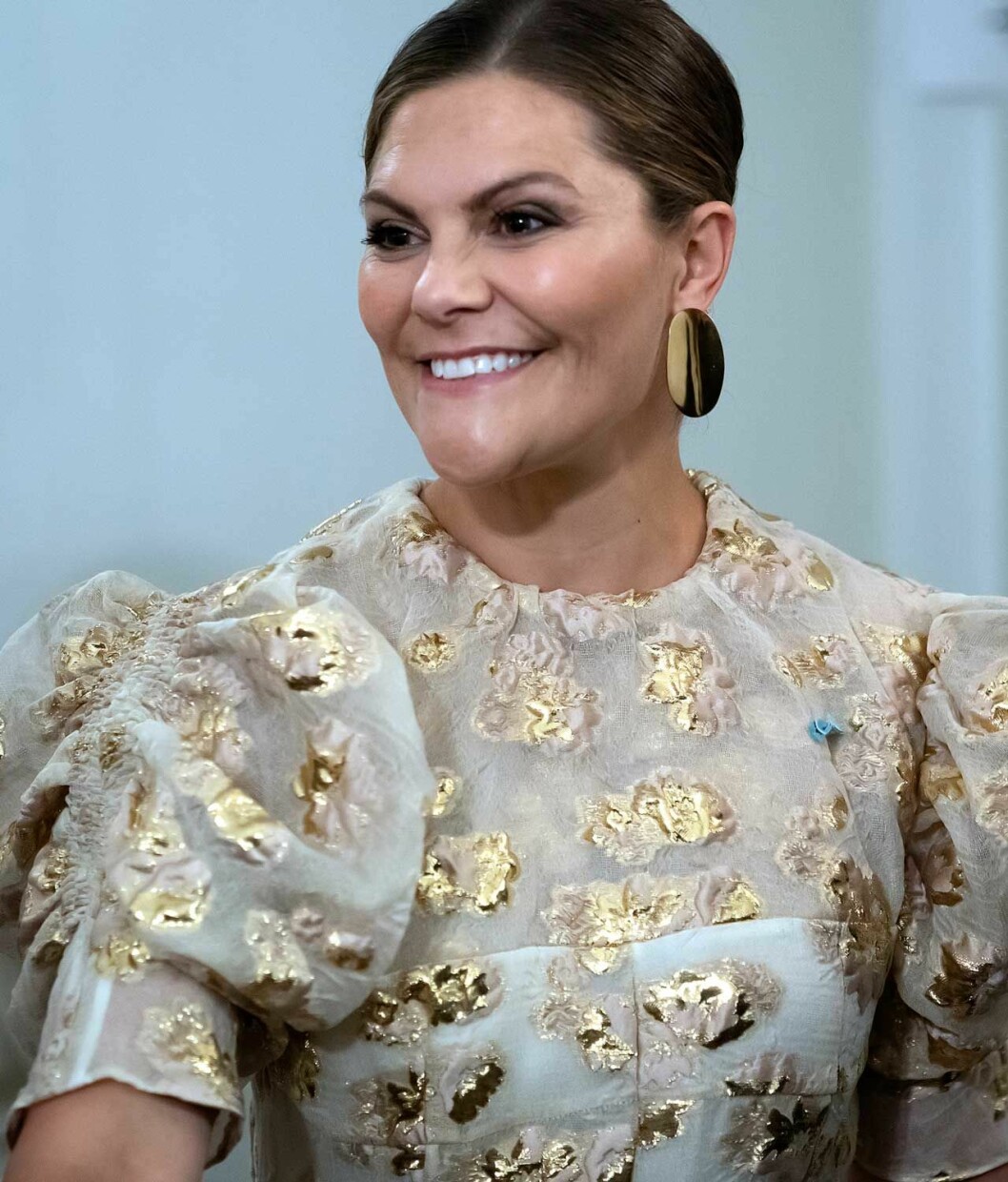 Kronprinsessan Victoria i en guldmönstrad klänning från danska By Malene Birger. Kronprinsessan Victoria i en guldmönstrad klänning från danska By Malene Birger.