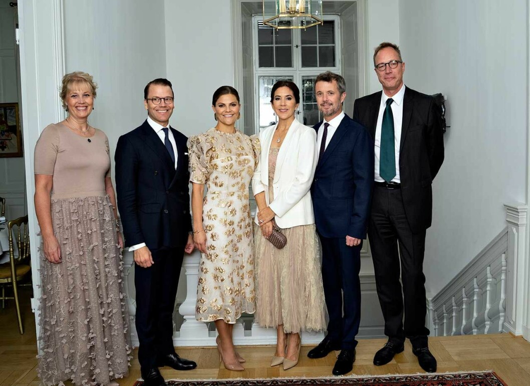 Ambassadörsparet Fredrik och Marianne Jörgensen med sina hedersgäster. Ambassadörsparet Fredrik och Marianne Jörgensen med kronprinsessan Victoria och prins Daniel och kronprins Frederik och kronprinsessan Mary vid middagen i Köpenhamn.
