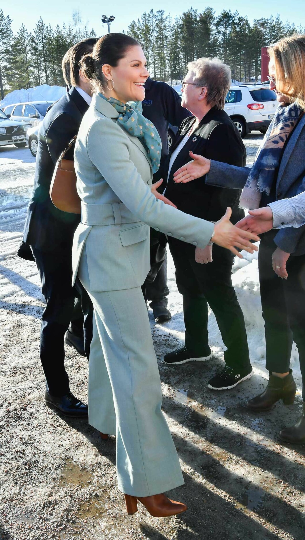 Kronprinsessan i kostym från Rodebjer, blus från Custommade och skor från Ralph Lauren. Victoria