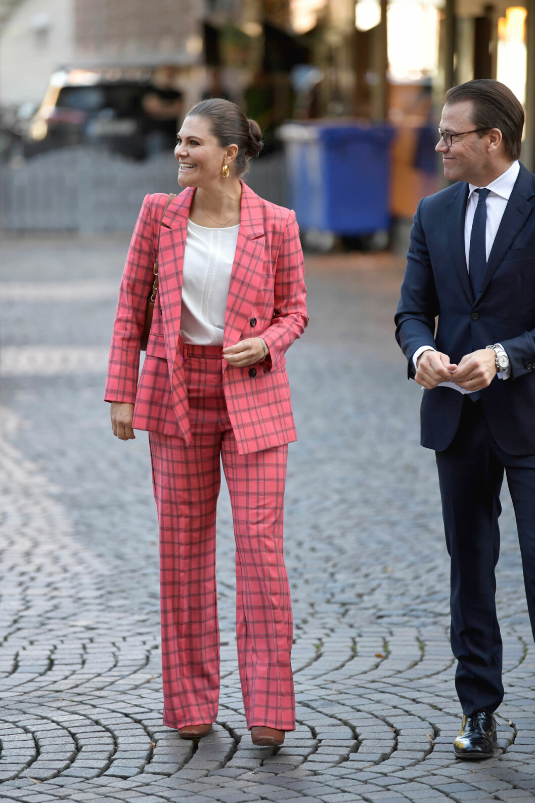 Gävleborg får kunglig glans och Gen Peps viktiga arbete sätts i fokus. Och så får vi se kronprinsessan Victoria i rutigt – igen! kronprinsessan Victoria i rutig byxdress från By Malina