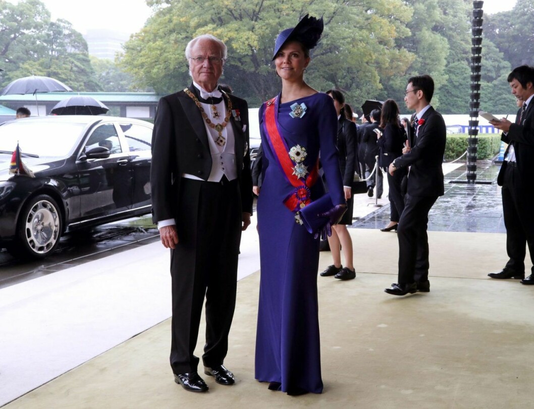 Kung Carl Gustaf och kronprinsessan Victoria vid kröningen av den japanska kejsaren. Kung Carl Gustaf och kronprinsessan Victoria vid kröningen av den japanska kejsaren.