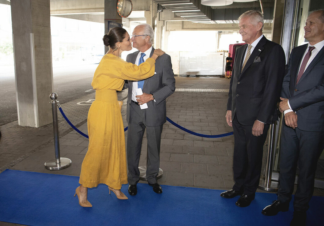Kungen och Victoria hälsar på varandra. Så roligt att få jobba ihop igen efter ledigheten! Kronprinsessan Victoria och Kung Carl XVI Gustaf på Stockholm Water Prize