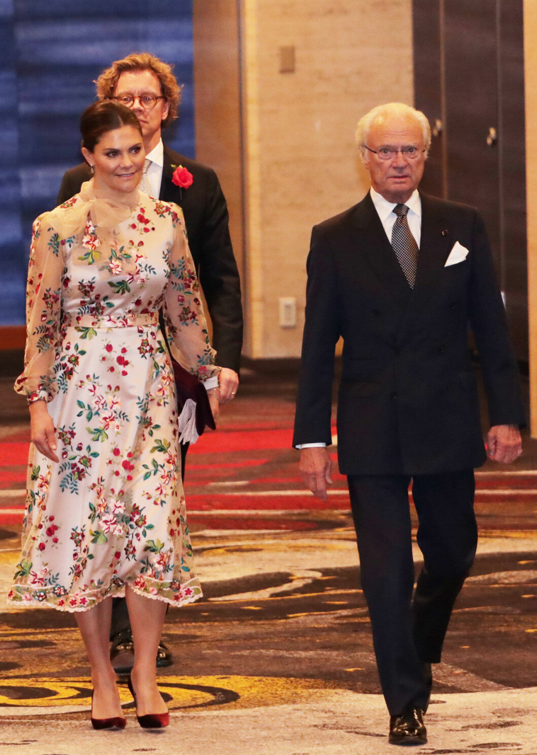 Victoria vid pappa kungens sida i Tokyo – drottning Silvia klev åt sidan till förmån för sin äldsta dotter. Victoria vid pappa kungens sida i Tokyo - drottning Silvia klev åt sidan till förmån för sin äldsta dotter.