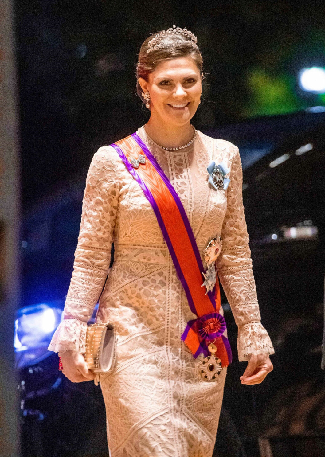 På kröningsmiddag i puderrosa från Elie Saab. Kronprinsessan Victoria i prinsessan Lilians gamla tiara samt en puderrosa klänning från Elie Saab.