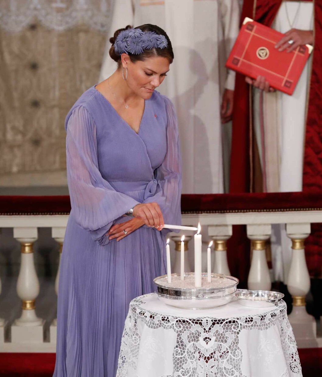 Som fadder fick Victoria tända ett av ljusen. Prinsessan Ingrid Alexandras fadder kronprinsessan Victoria.