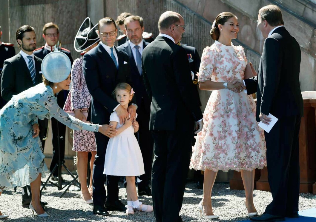 …och mottagningen i Logården. Här lyckönskas kronprinsessan av statsministern och talmannen. Kronprinsessan Victoria gratuleras på 40-årsdagen den 14 juli 2017 av statsministern Stefan Löfven och talmannen. Mottagning i Logården på Stockholms slott.