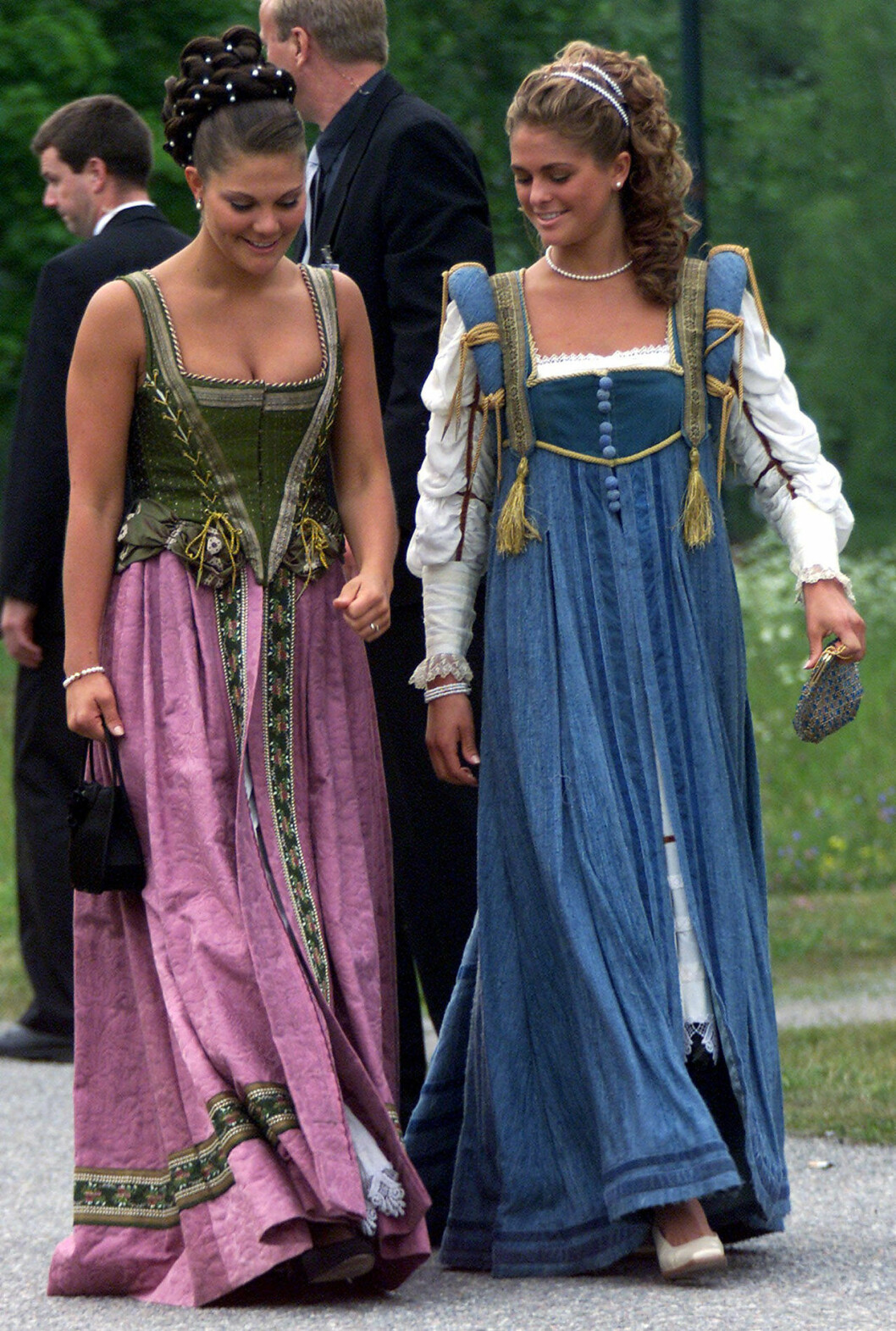 Kronprinsessan Victoria och prinsessan Madeleine på maskerad