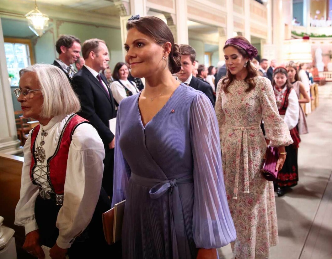 Victoria med Mette-Marits mamma. Några av kungligheterna kom redan igår och är inkvarterade på slottet, och några kom direkt från Oslos flygplats Gardermoen. Kronprinsessan Victoria med Mette-Marits mamma Marit Tjessem Høiby.