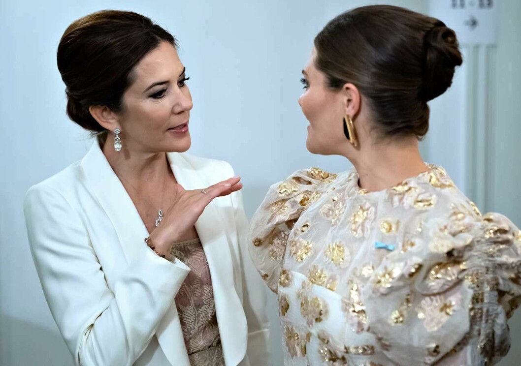 Victoria hade en timme och en kvart på sig att få håret fixat. Det blev en svinrygg. Kronprinsessan Victoria i svinrygg, här med kronprinsessan Mary.
