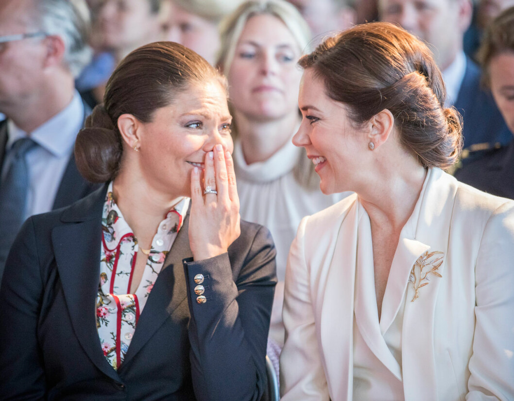 Kommer de att prata svensk-danska eller engelska, det är frågan. Kronprinsessan Victoria och kronprinsessan Mary.