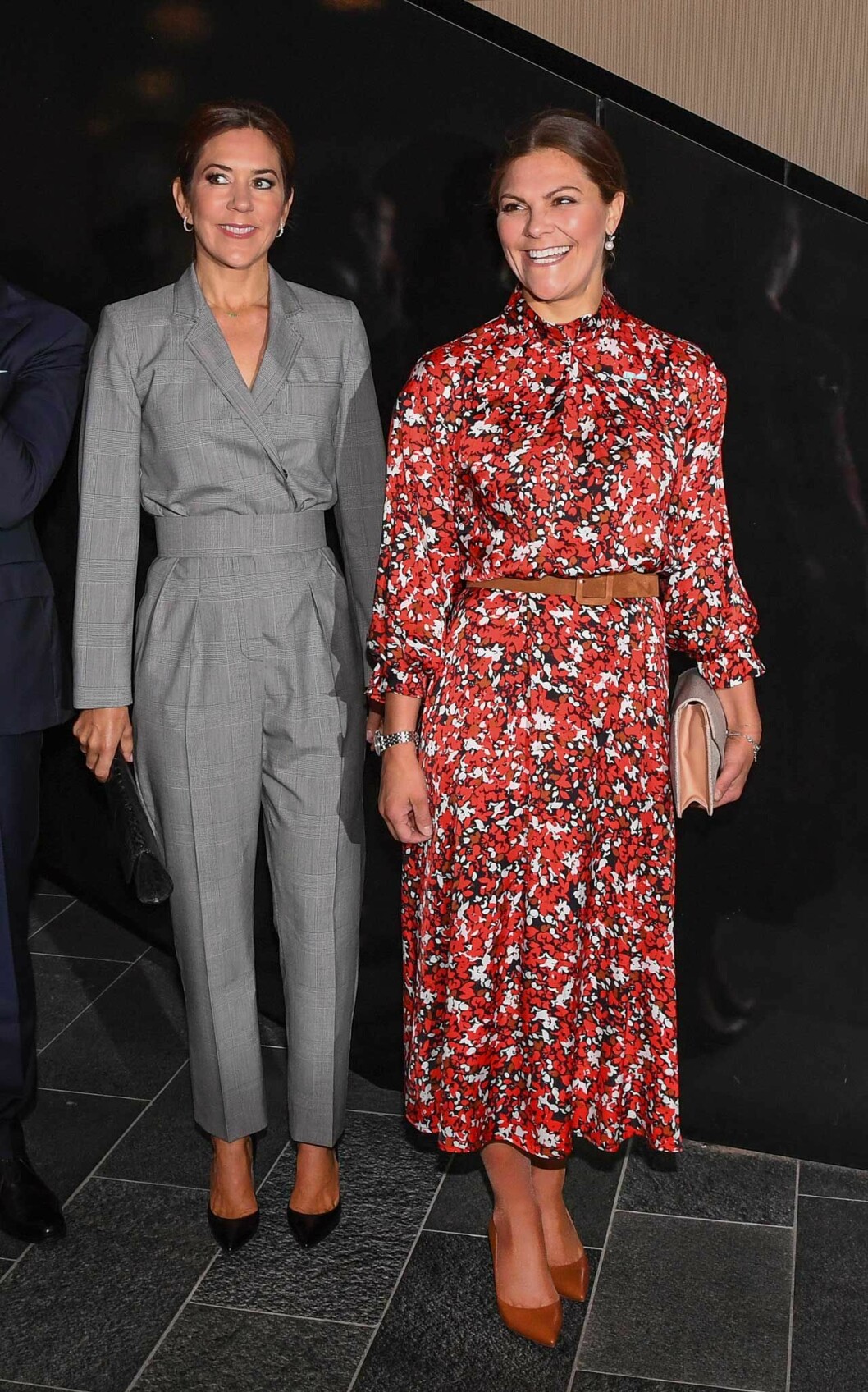 Mary i byxdress från MaxMara. Victoria i klänning från Dagmar. Mary och Victoria