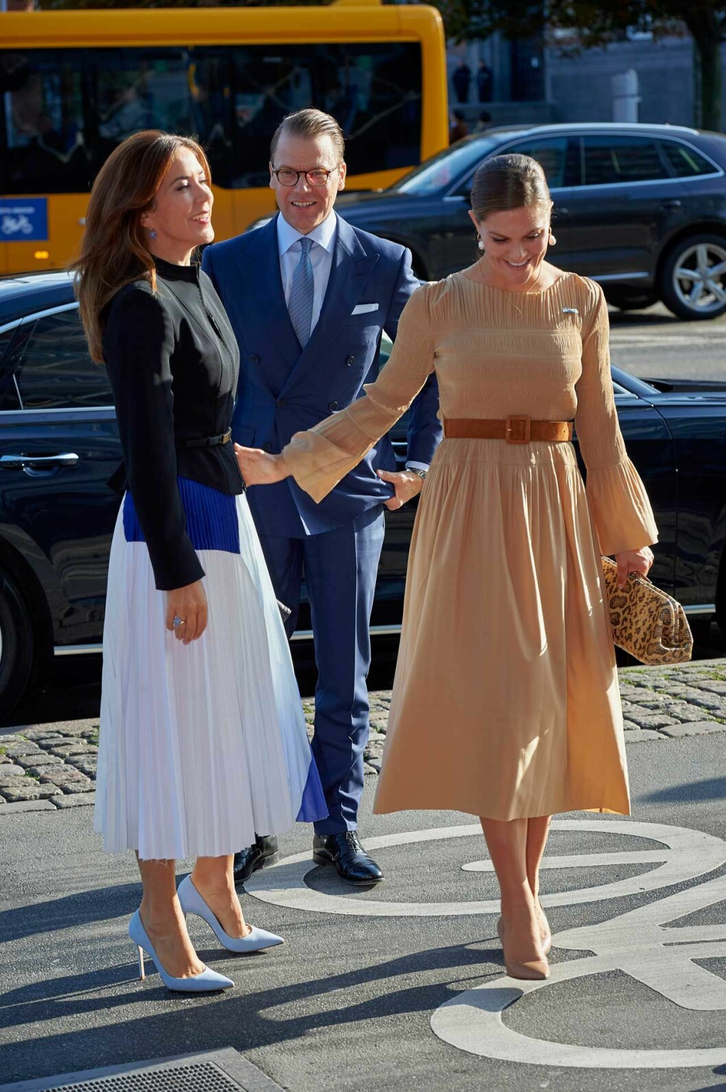 Kronprinsessan Mary i kjol från Designers Remix, jackan är från Max Mara. Mary och Victoria