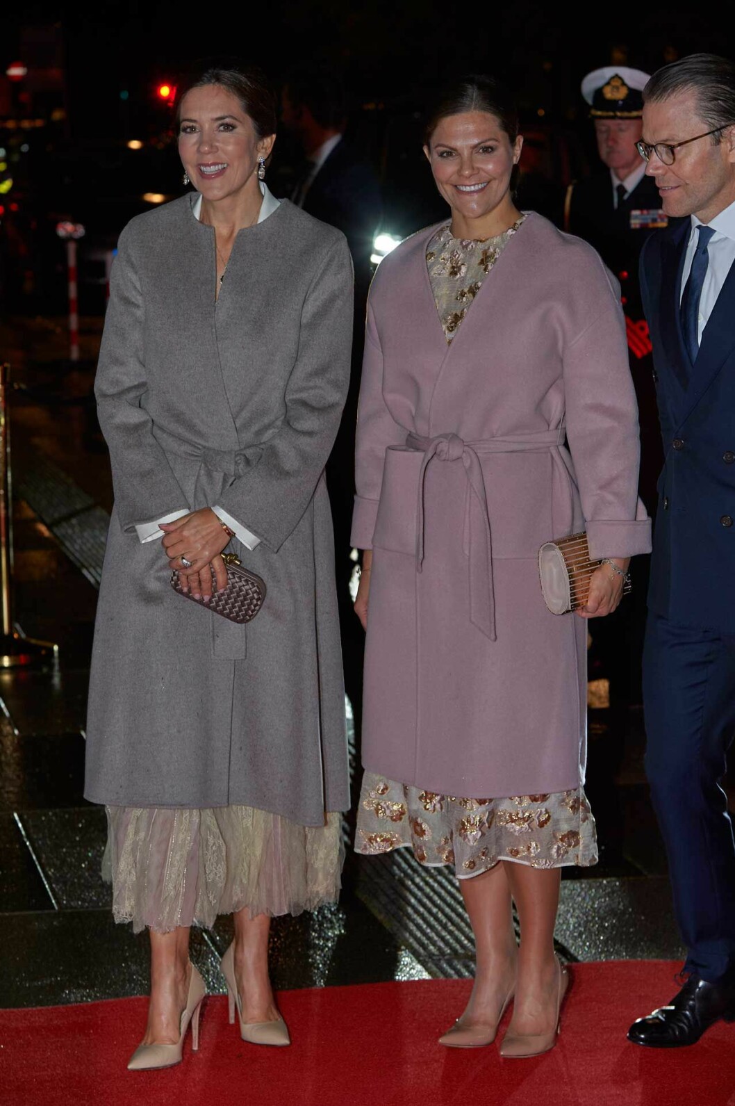 Kronprinsessan Mary i kappa från Joseph. Victoria i kappa från finska Andiata. Victoria och Mary 2019