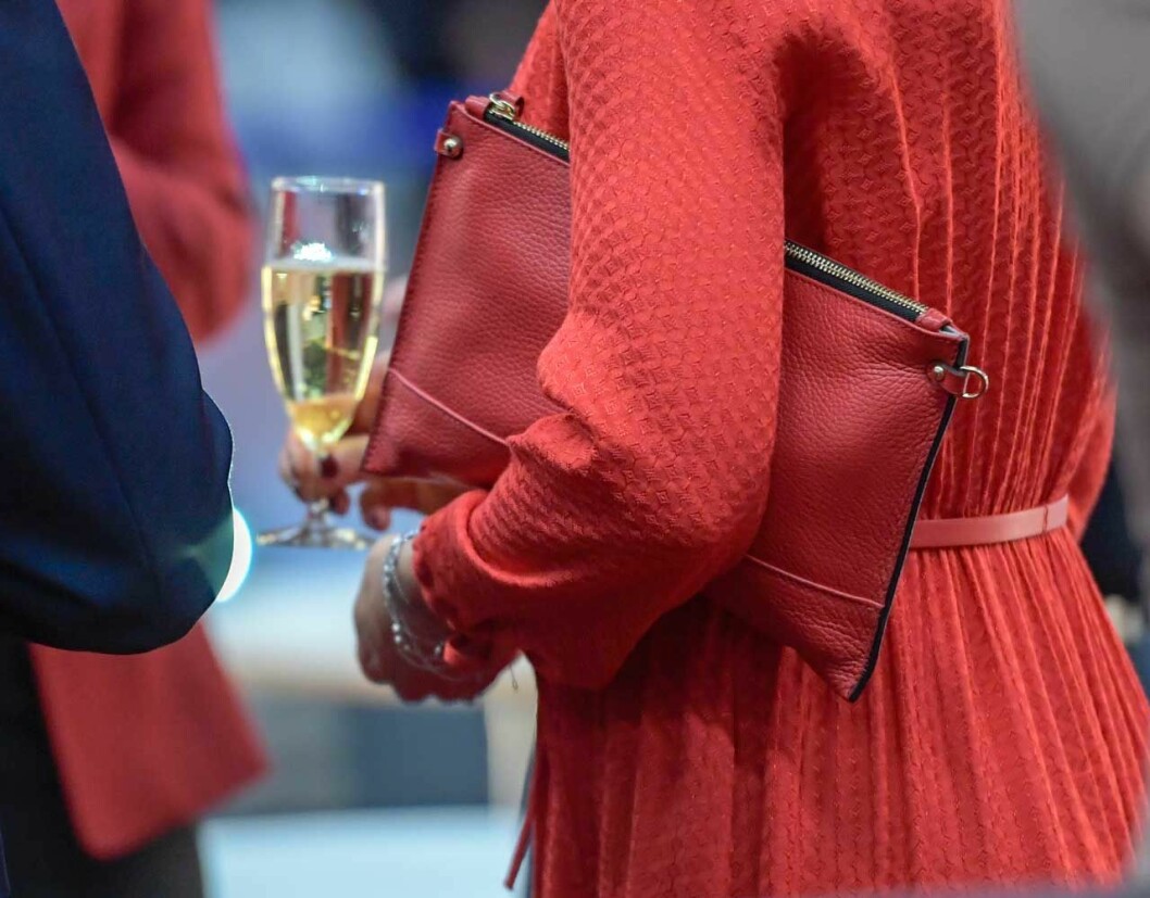 Victorias röda clutch.