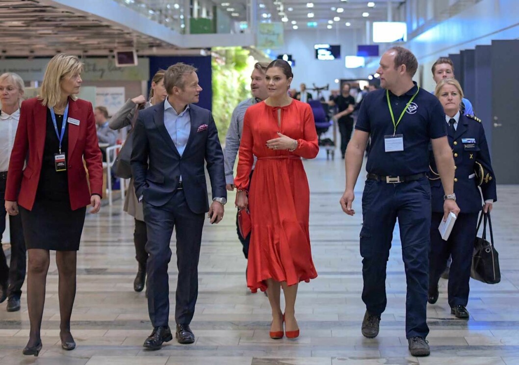 Kronprinsessan Victoria i rött.