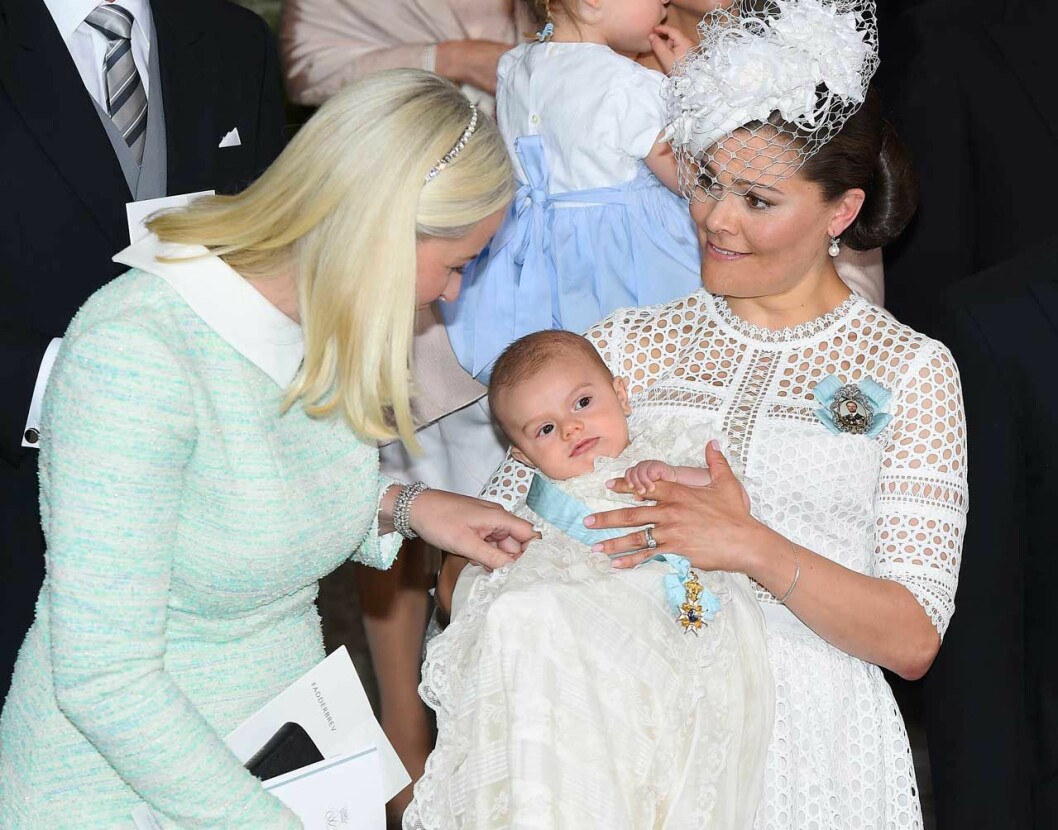 Mette-Marit, nydöpta Oscar och Victoria. Mette-Marit, nydöpta Oscar och Victoria.