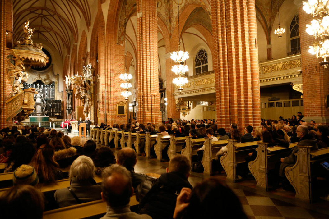 Många av offrens anhöriga och vänner hade kommit till Storkyrkan för att minnas och sörja. Minnesstund för de 17 svenskar som omkom vid flygkraschen i Iran.