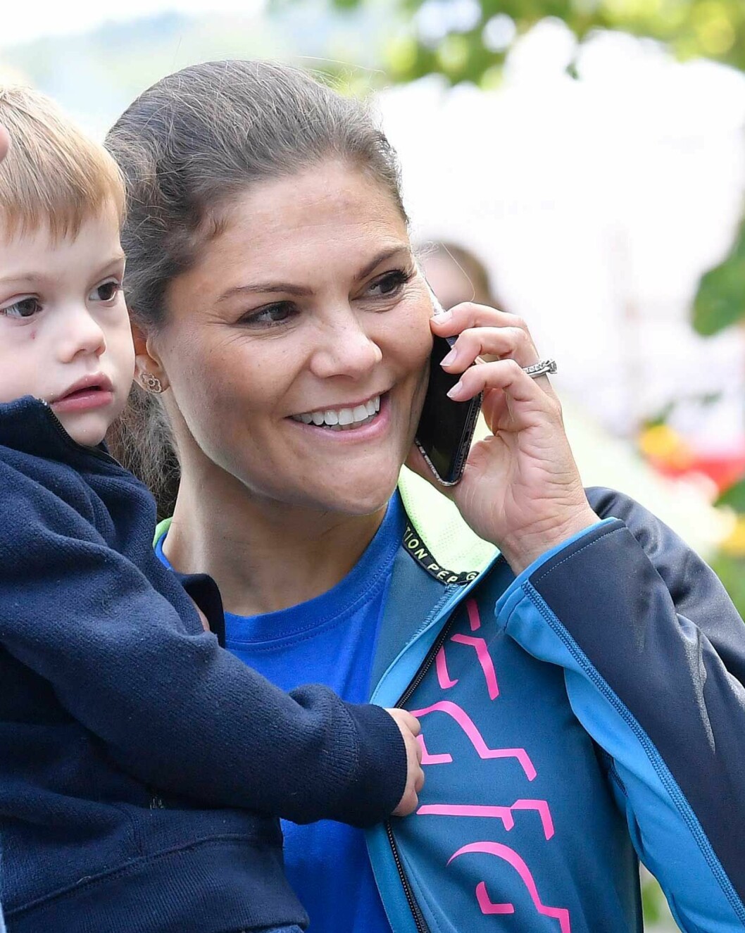 Det är inte så ofta vi ser kronprinsessan Victoria prata i mobilen! Kronprinsessan Victoria pratar i sin mobiltelefon.