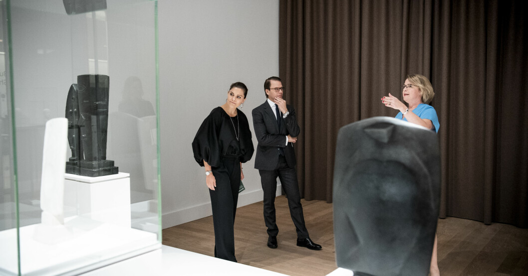 Kronprinsessan Victoria på Moderna museet, iförd jacka från Toteme. Victoria Moderna