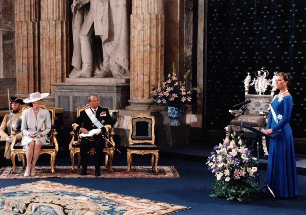 Minns du Victorias 18-årstal? Det är ett tydligt exempel! Då inledde hon ju med ”Ers Majestät, Kära Pappa” – eftersom hon riktade sig till kungen både i hans roll som Sveriges statschef och i hans roll som pappa. Kronprinsessan Victorias högtidliga myndighetstal i Rikssalen den 14 juli 1995.