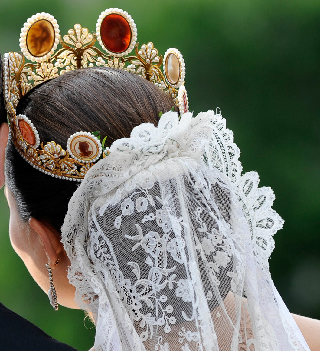 Ser du Victorias myrtenkvist som tittar fram mellan diademet och slöjan? Kronprinsessan Victoria som brud, med en myrtenkvist instucken mellan diademet och slöjan.
